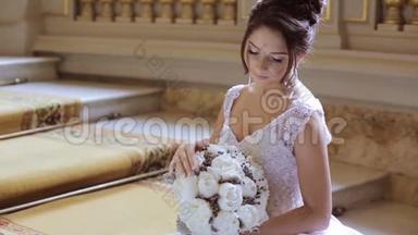 新娘穿着新娘礼服，带着花束和蕾丝面纱